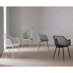 SILLA CON BRAZOS CHARLOTTE DE POLIPROPILENO Y PATAS DE METAL