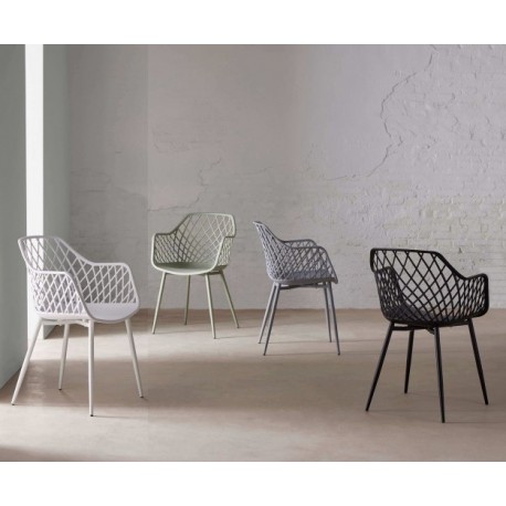 SILLA CON BRAZOS CHARLOTTE DE POLIPROPILENO Y PATAS DE METAL