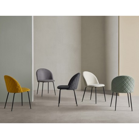 SILLA LAILA TAPIZADA CON PATAS DE METAL NEGRAS