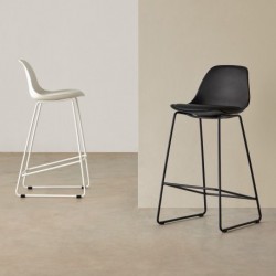 TABURETE ALTO JAKE DE POLIPROPILENO Y PATAS DE METAL