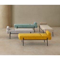 BANQUETA TAPIZADA EDIMBURGO CON PATAS DE METAL