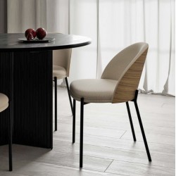 SILLA TAPIZADA CASANDRA CON RESPALDO DE MADERA