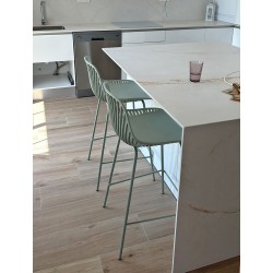 TABURETE PEYTON DE POLIPROPILENO Y PATAS DE METAL