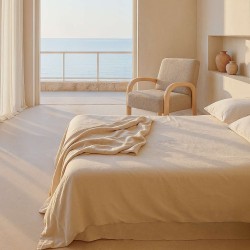 BUTACA TAPIZADA DOROTHY CON BRAZOS DE MADERA DE HEVEA