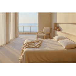 BUTACA TAPIZADA DOROTHY CON BRAZOS DE MADERA DE HEVEA