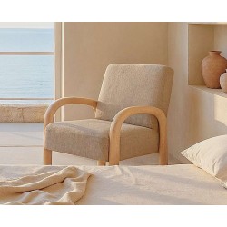 BUTACA TAPIZADA DOROTHY CON BRAZOS DE MADERA DE HEVEA