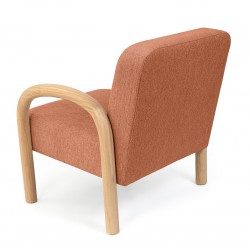 BUTACA TAPIZADA DOROTHY CON BRAZOS DE MADERA DE HEVEA