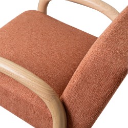 BUTACA TAPIZADA DOROTHY CON BRAZOS DE MADERA DE HEVEA