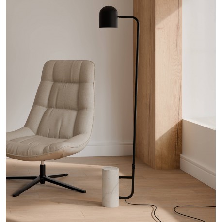 LAMPARA DE SUELO BEJIS CON BASE EN MARMOL
