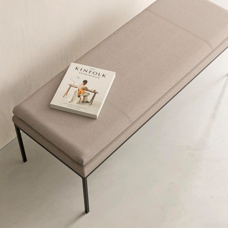 BANQUETA TAPIZADA TURIN CON PATAS DE METAL