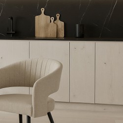 SILLA TAPIZADA KORA CON PATAS DE METAL NEGRAS