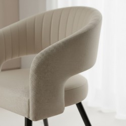 SILLA TAPIZADA KORA CON PATAS DE METAL NEGRAS