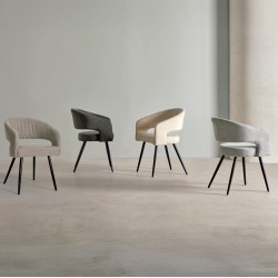 SILLA TAPIZADA KORA CON PATAS DE METAL NEGRAS