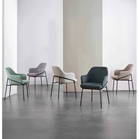 SILLA CON BRAZOS ABIGAIL CON PATAS DE DISEÑO