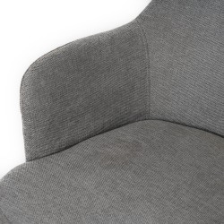 SILLA CON BRAZOS ABIGAIL CON PATAS DE DISEÑO