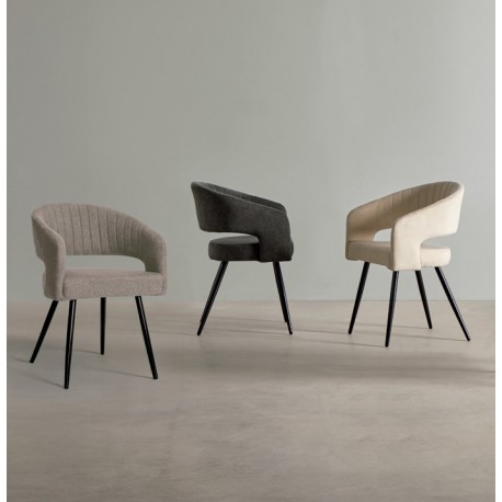 SILLA TAPIZADA KORA CON PATAS DE METAL NEGRAS