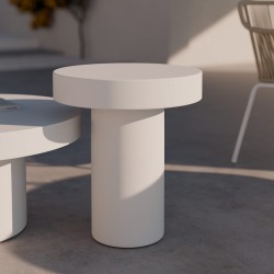 MESA AUXILIAR MIRKO DE CEMENTO GFRC CON ACABADO MATE PARA INTERIOR Y EXTERIOR