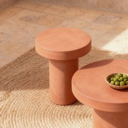 MESA AUXILIAR MIRKO DE CEMENTO GFRC CON ACABADO MATE PARA INTERIOR Y EXTERIOR