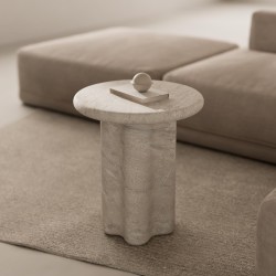 MESA AUXILIAR EMERIC DE CEMENTO GFRC CON ACABADO EFECTO MÁRMOL TRAVERTINO PARA INTERIOR Y EXTERIOR