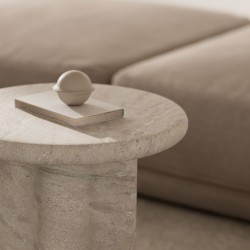 MESA AUXILIAR EMERIC DE CEMENTO GFRC CON ACABADO EFECTO MÁRMOL TRAVERTINO PARA INTERIOR Y EXTERIOR