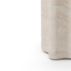 MESA AUXILIAR EMERIC DE CEMENTO GFRC CON ACABADO EFECTO MÁRMOL TRAVERTINO PARA INTERIOR Y EXTERIOR