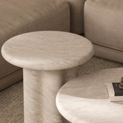 MESA AUXILIAR EMERIC DE CEMENTO GFRC CON ACABADO EFECTO MÁRMOL TRAVERTINO PARA INTERIOR Y EXTERIOR