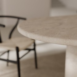 MESA DE COMEDOR LORRAINE DE CEMENTO GFRC ACABADO TRAVERTINO PARA INTERIOR Y EXTERIOR ESTILO CONTEMPORÁNEO