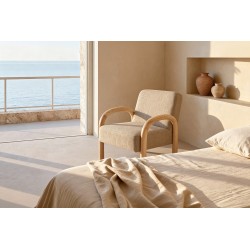 BUTACA TAPIZADA DOROTHY CON BRAZOS DE MADERA DE HEVEA