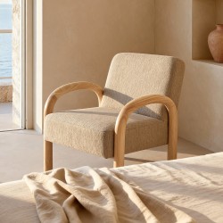 BUTACA TAPIZADA DOROTHY CON BRAZOS DE MADERA DE HEVEA