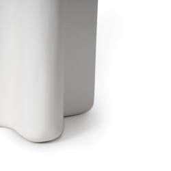 MESAS DE CENTRO Y AUXILIAR DE RESINA FLOYD PARA SALÓN ESTILO CONTEMPORÁNEO