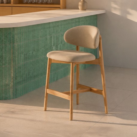 TABURETE DE MADERA DE HAYA TAPIZADO EN TELA ANTIMANCHAS RENZO PARA BARRA DE COCINA ESTILO NÓRDICO