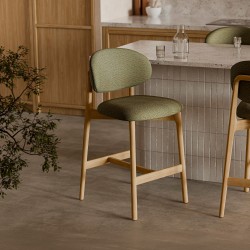 TABURETE DE MADERA DE HAYA TAPIZADO EN TELA ANTIMANCHAS RENZO PARA BARRA DE COCINA ESTILO NÓRDICO