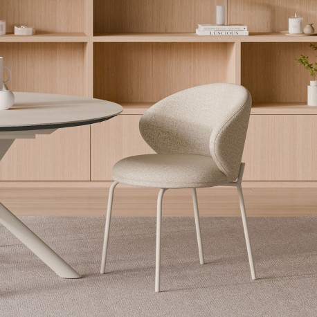 SILLA TAPIZADA EN POLIÉSTER LISBET CON PATAS BEIGE PARA COMEDOR ESTILO CONTEMPORÁNEO