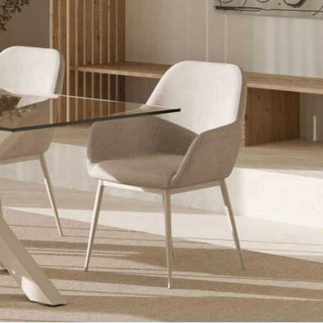SILLA TAPIZADA EN POLIÉSTER Y NYLON CON PATAS BEIGE ISABELLA PARA COMEDOR ESTILO MINIMALISTA