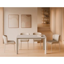 SILLA TAPIZADA EN POLIÉSTER ANTIMANCHAS CON PATAS BEIGE ZOEY PARA COMEDOR ESTILO MODERNO