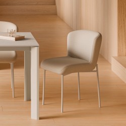 SILLA TAPIZADA EN POLIÉSTER ANTIMANCHAS CON PATAS BEIGE ZOEY PARA COMEDOR ESTILO MODERNO