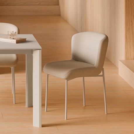 SILLA TAPIZADA EN POLIÉSTER ANTIMANCHAS CON PATAS BEIGE ZOEY PARA COMEDOR ESTILO MODERNO