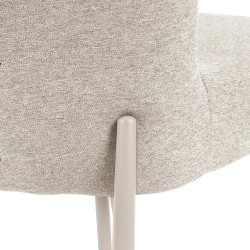 SILLA TAPIZADA EN POLIÉSTER ANTIMANCHAS CON PATAS BEIGE ZOEY PARA COMEDOR ESTILO MODERNO
