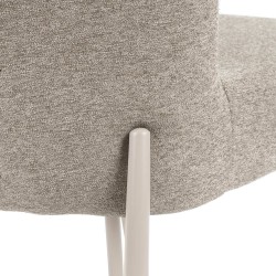 SILLA TAPIZADA EN POLIÉSTER ANTIMANCHAS CON PATAS BEIGE ZOEY PARA COMEDOR ESTILO MODERNO
